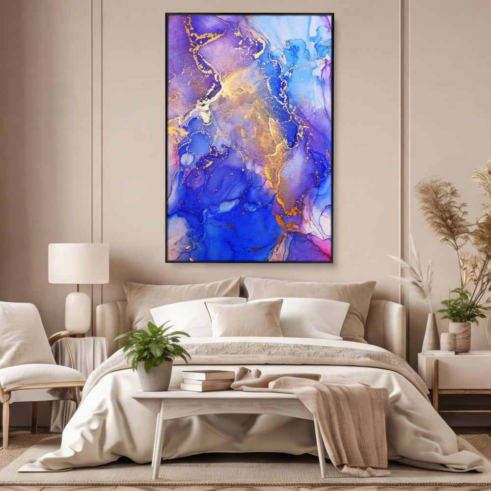 Tablou canvas cu pictura abstracta cu efect de marmura, in rama de aluminiu negru, pe perete intr-un dormitor